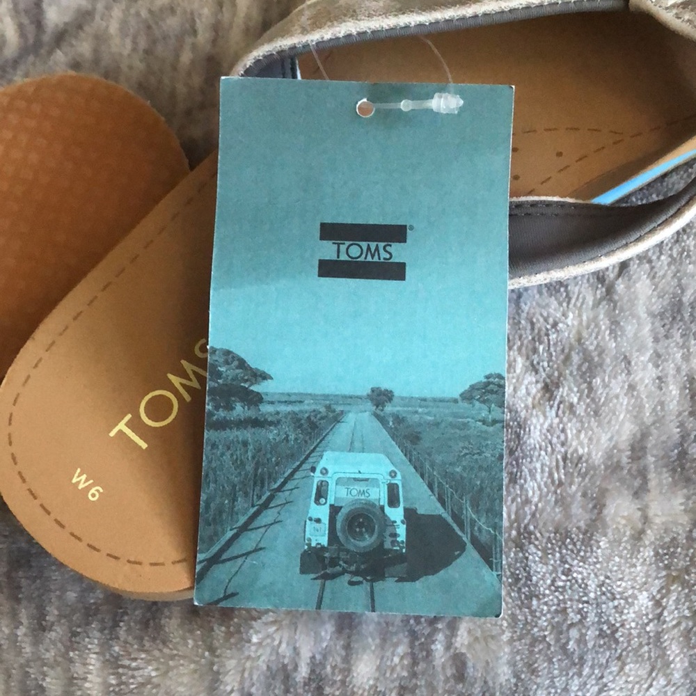 Women's toms flip-flops silver with stretchy toepiece new with tags never worn - Picture 5 of 8